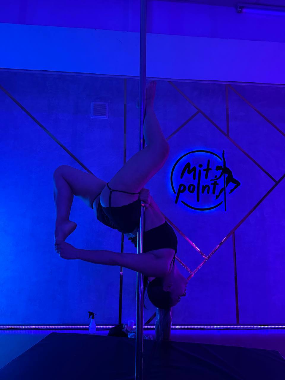 Ученица на пилоне